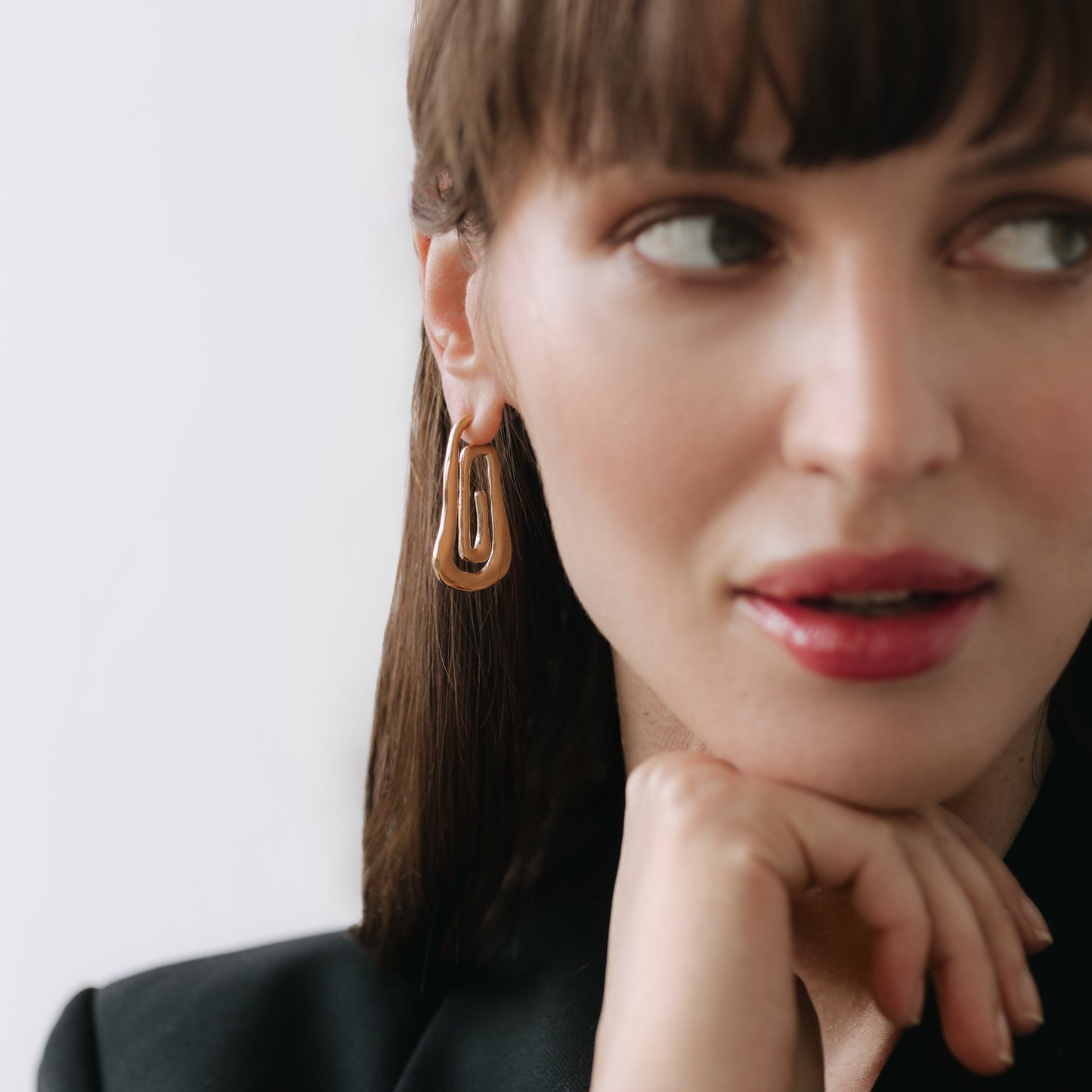 gold twist hoop earrings, spiral hoop earrings, swirl earrings, gold hoops, statement earrings, spiral earrings, twist hoops, trendy earrings, spiral jewelry, chunky hoop earrings, chunky jewelry, silver earrings, modern style, spiral jewellery, handmade earrings, jewelry trends, earrings trends, large stud earrings, gold earrings, gold jewelry