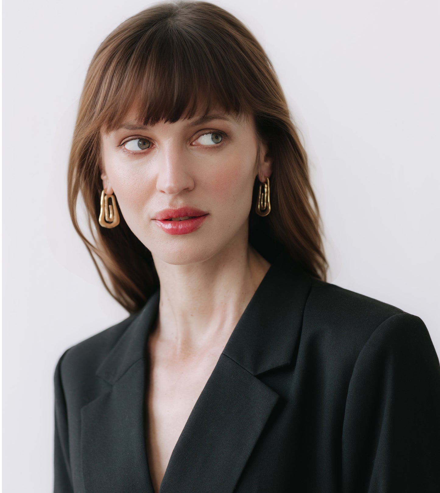 gold spiral earrings, gold earrings, gold twist hoop earrings, gold hoop earrings, twist earrings, spiral earrings, spiral jewelry, swirl earrings twirl earrings, statement earrings gold, statement jewelry, chunky hoop earrings, chunky jewelry, earrings trends, large hoops, big earrings, modern jewelry, jewelry trends, gold jewelry